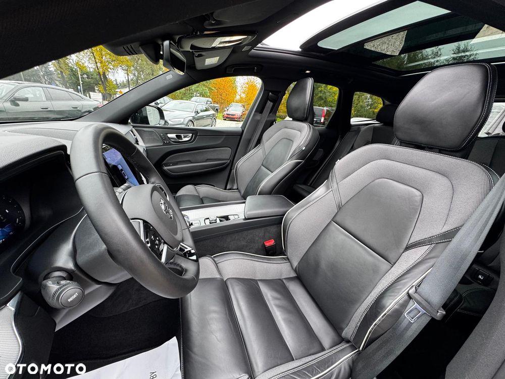 Volvo XC 60 B4 D AWD Plus Dark - 38