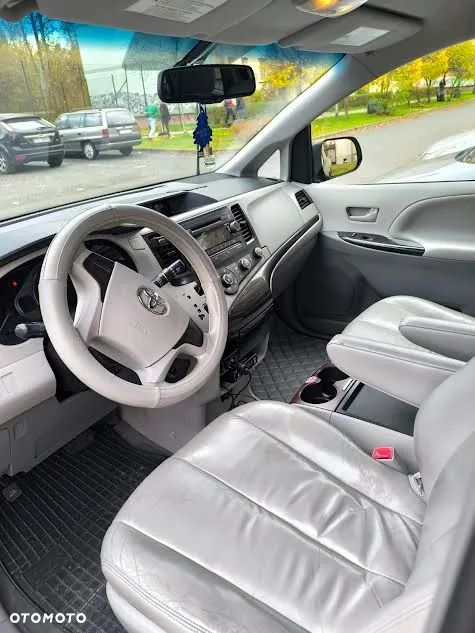Toyota Sienna - 6