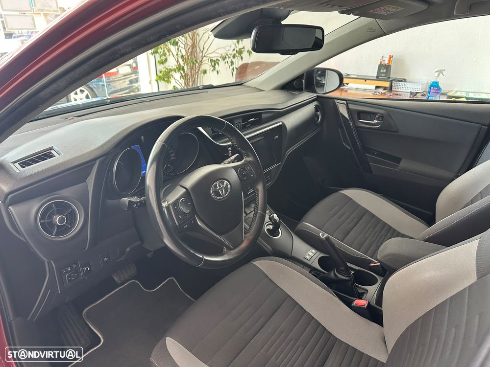 Toyota Auris Touring Sports 1.8 HSD Comfort - 12