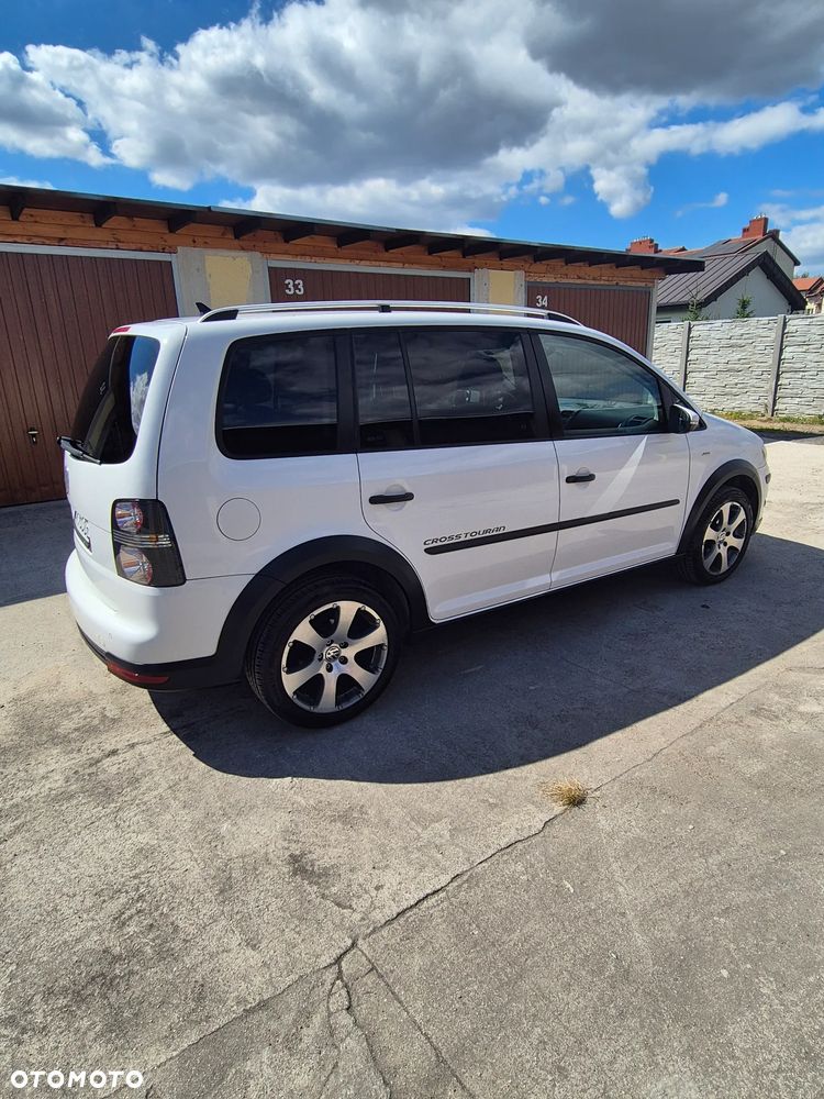 Volkswagen Touran 1.4 TSI Cross DSG - 11