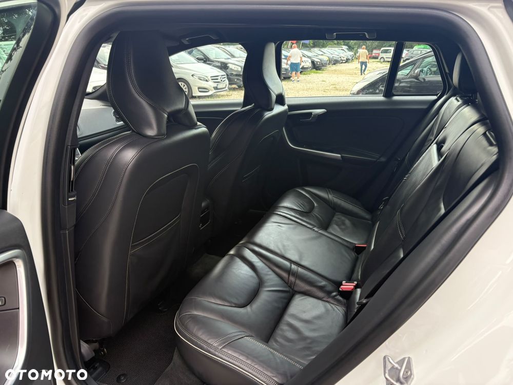 Volvo V60 D6 AWD Plug-in Hybrid R-Design Momentum - 11