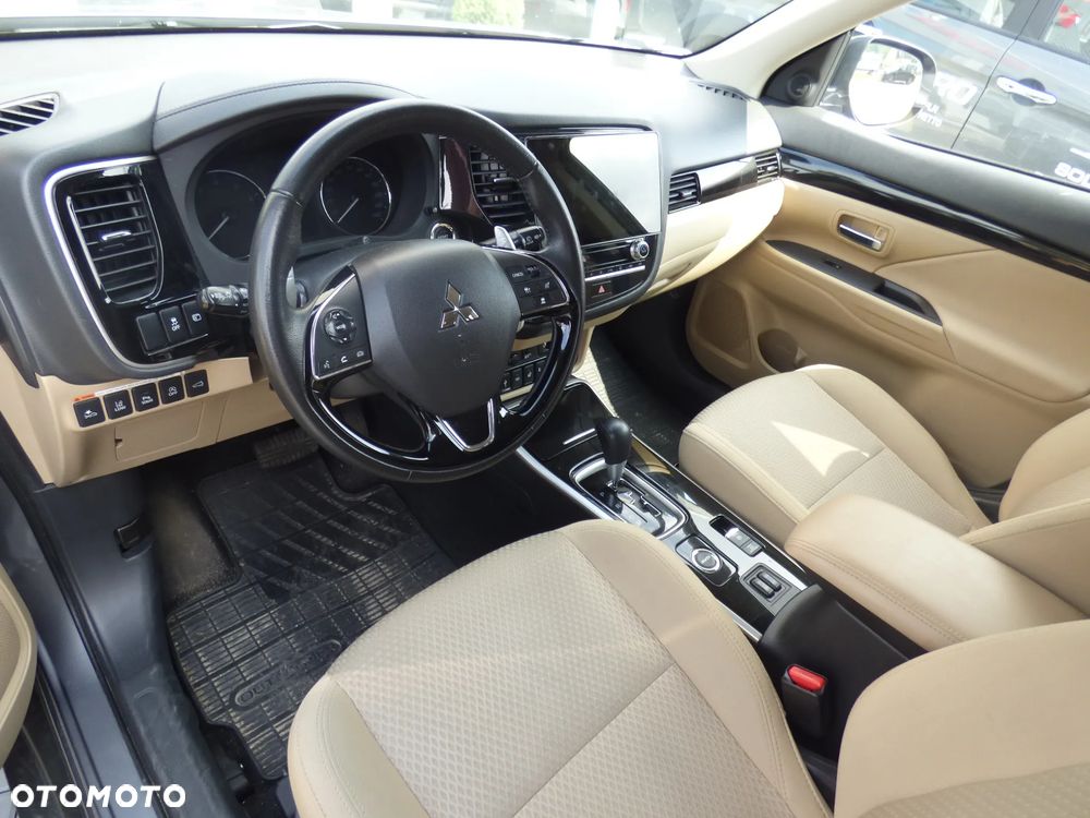 Mitsubishi Outlander - 11