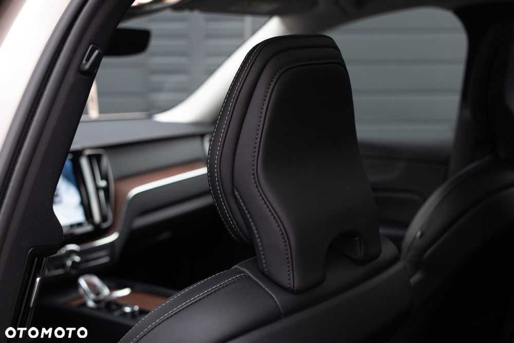 Volvo XC 60 B5 B AWD Plus Dark - 3