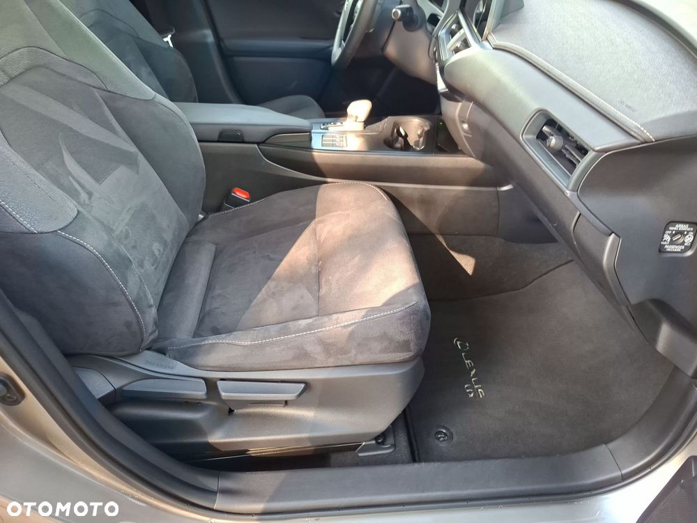 Lexus UX 300h Business - 17