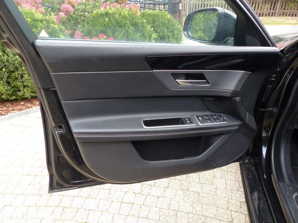 Jaguar XF 2.0 i4D R-Sport - 11