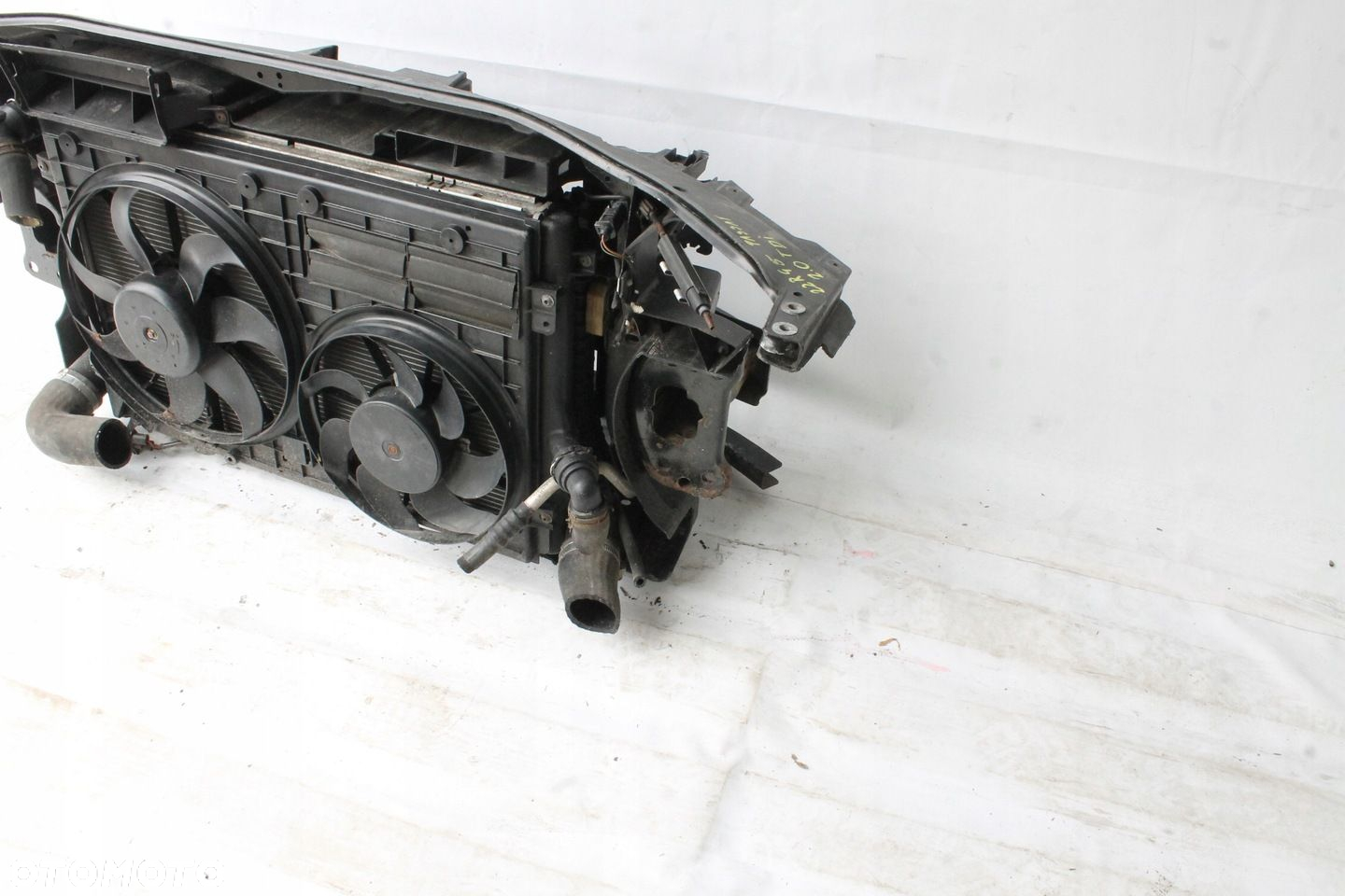 PAS PRZEDNI WZMOCNIENIE CHŁODNICE VW PASSAT B6 2005R- 2.0 TDI - 7