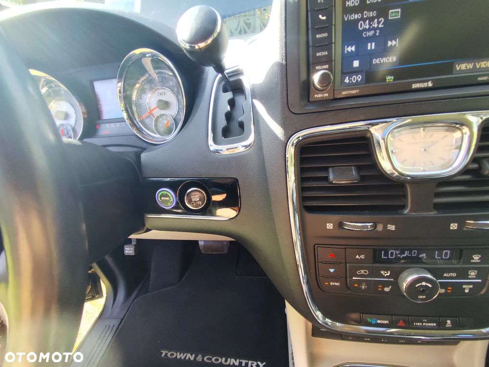 Chrysler Town & Country 3.6 Limited - 21