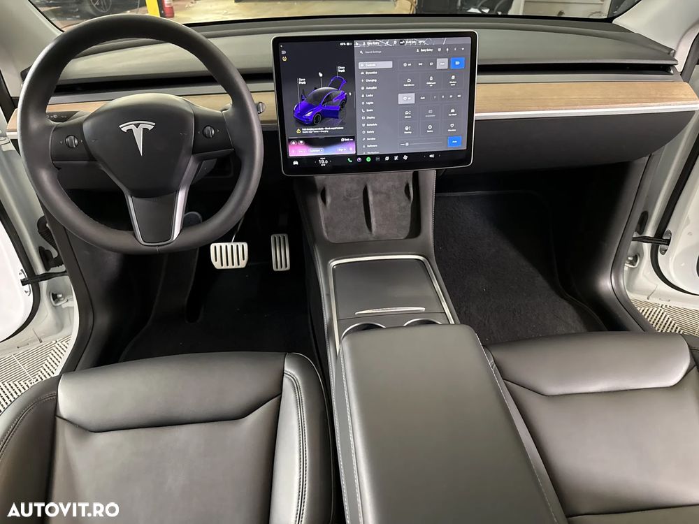 Tesla Model Y AWD Performance - 10