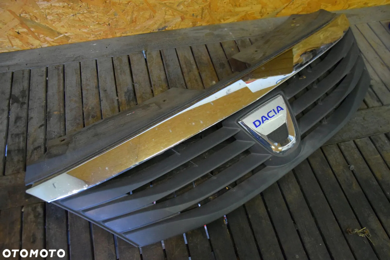 Dacia Logan I LIFT 08-12 Grill atrapa chłodnicy logo znaczek ORYGINAŁ 8200748240 - 3