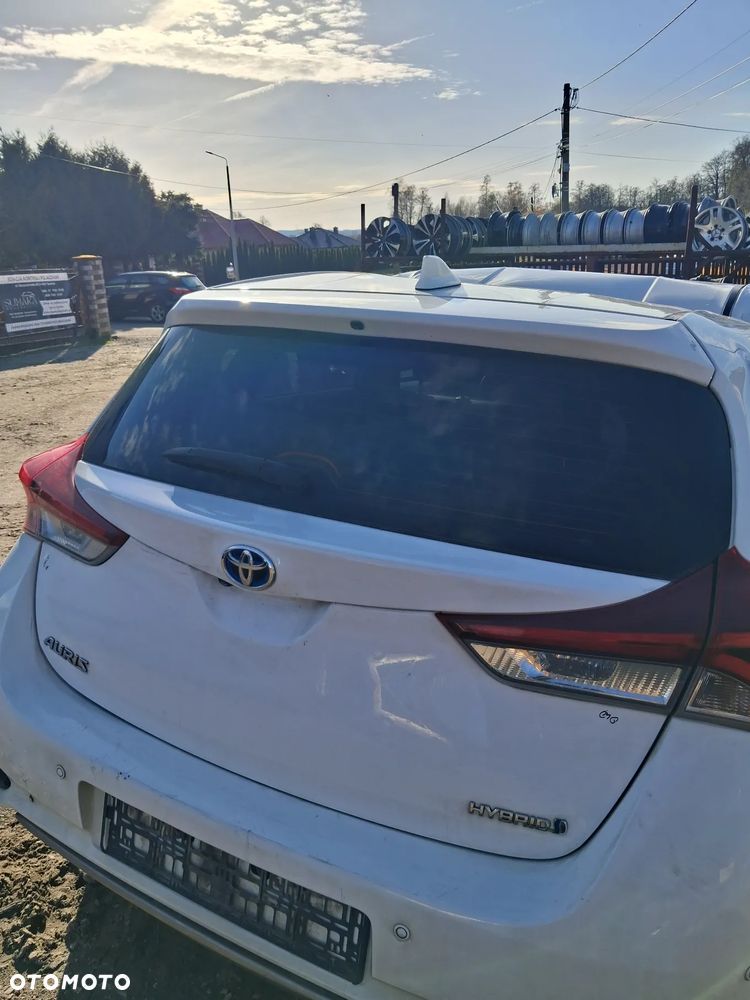 Toyota Auris E18 klapa bagaznika 040 - 2