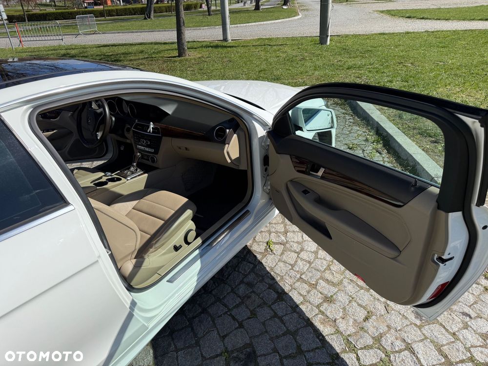 Mercedes-Benz Klasa C 250 CGI BlueEff - 22