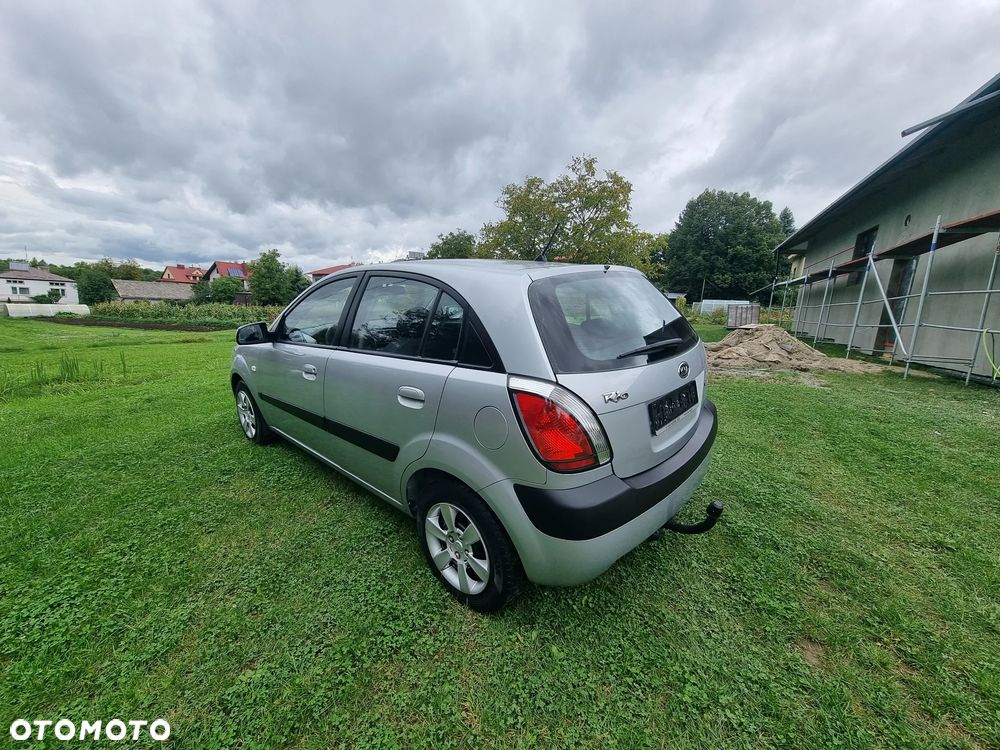 Kia Rio - 8