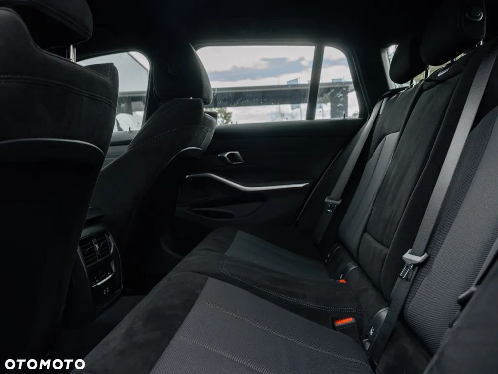 BMW Seria 3 330i M Sport - 16