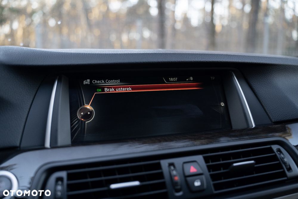 BMW Seria 5 528i xDrive Luxury Line - 29