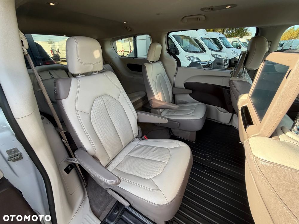 Chrysler Pacifica - 22