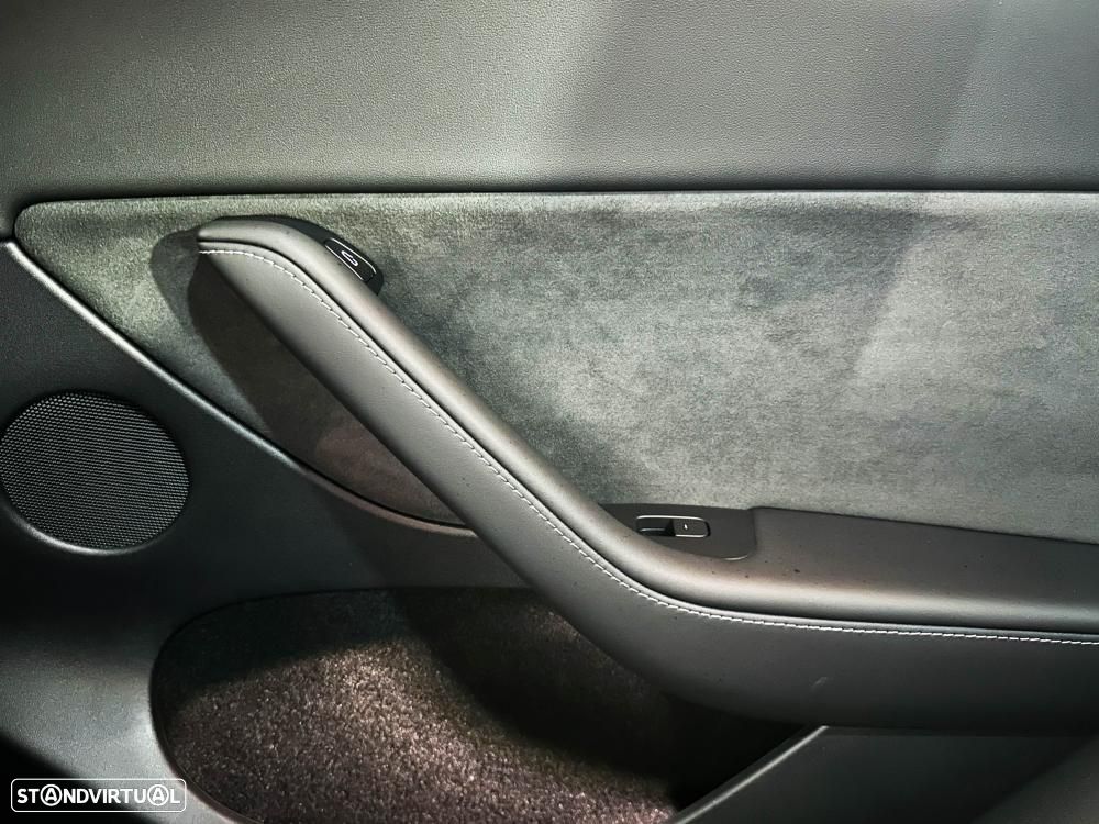 Tesla Model Y Long Range Dual Motor AWD - 31
