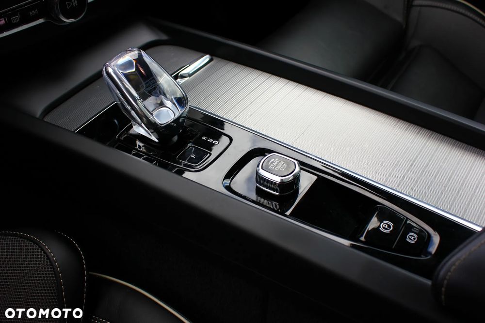 Volvo XC 60 B4 D AWD Plus Dark - 27