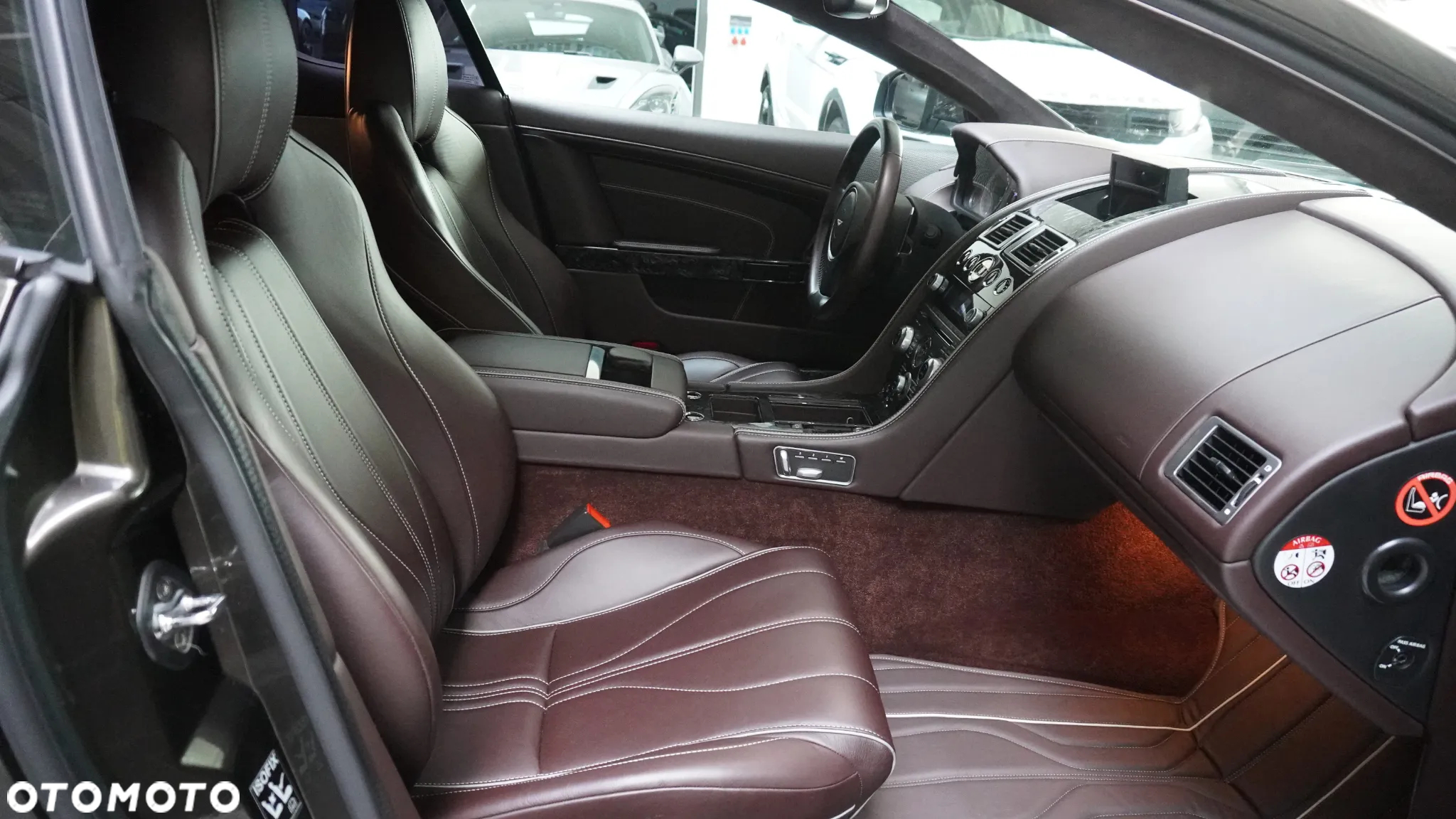 Aston Martin DB9 Touchtronic - 9
