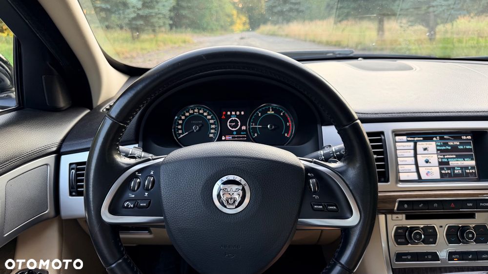 Jaguar XF 2.2 D - 12