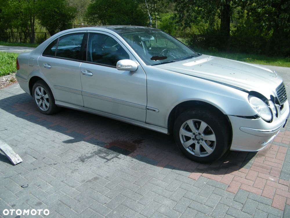 Mercedes – Benz E klasa W211 (02-06r.) 2.7 CDI 176KM. Silnik 647961 (D647961(63S), OM647) Skrzynia 722640 lakier 744 (Srebrny brylantowy- metaliczny). Cały na części. GWARANCJA !!!  Przód Tył Zestaw Komplet Drzwi Klapa Zderzak Błotnik Maska Grill Atrapa Szyba Pas Lampa Lusterko Boczki Fotel Kanapa Kokpit Deska Rozdzielcza Przełącznik Włącznik Sterownik Przewody Wiązka Instalacja Moduł Komputer Czujnik Listwa Pompa Alternator Wtryski Głowica Rozrusznik Kompresor Sprzęgło Dwumas Silnik Skrzynia ABS Klimatyzacji Paliwa Wspomagania Kolektor Turbina Przepustnica Zawór Chłodnica Koło Hak Belka Sanki Zawieszenie Mcpherson Półoś Amortyzator Wydech Tłumik Zacisk Most - 4