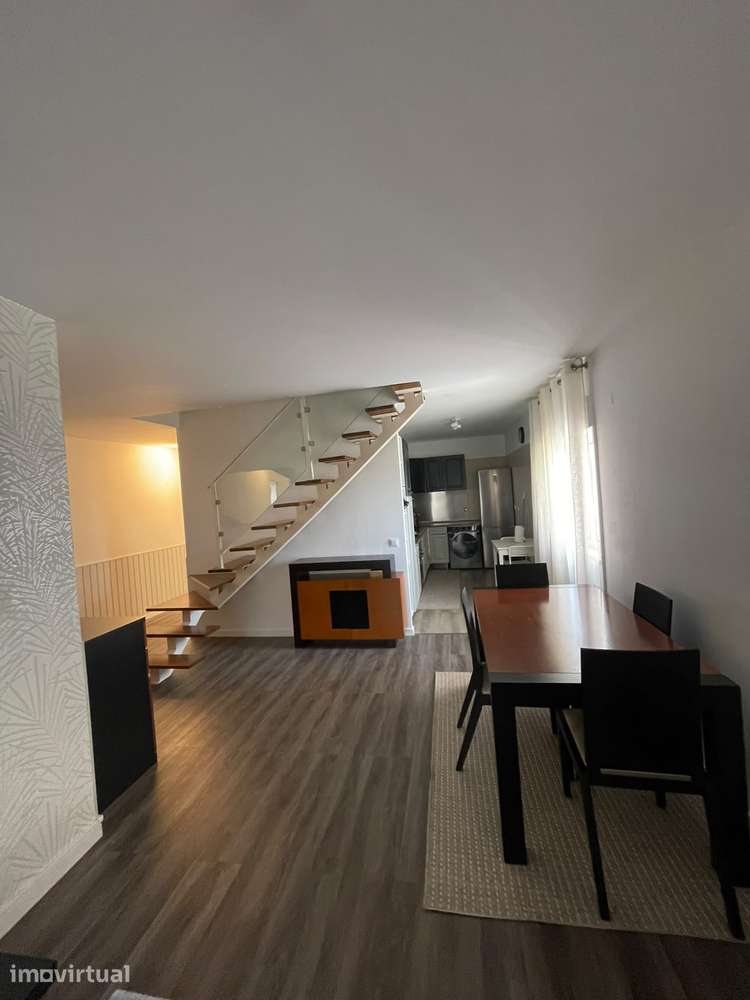 Venda de Apartamento T2+1 Duplex na Tapada das Mercês - Grande imagem: 2/23