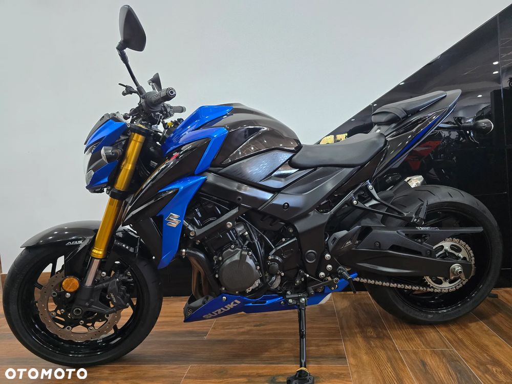 Suzuki GSX - 32