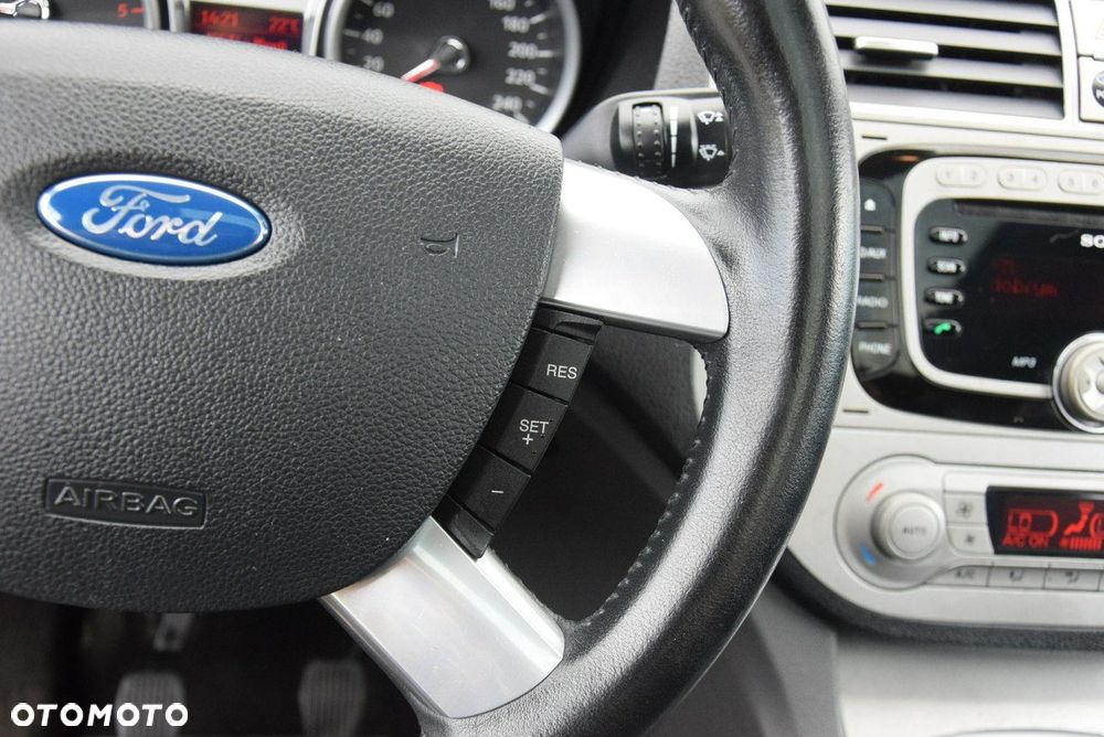 Ford Kuga 2.0 TDCi 2x4 Titanium - 34