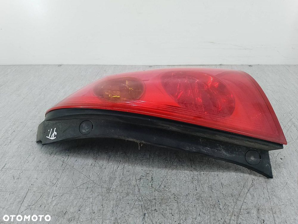 LAMPA TYLNA PRAWA NISSAN PRIMERA P12 ( 03-07 ) 89077085  26550AU40A 1.8 16V - 8