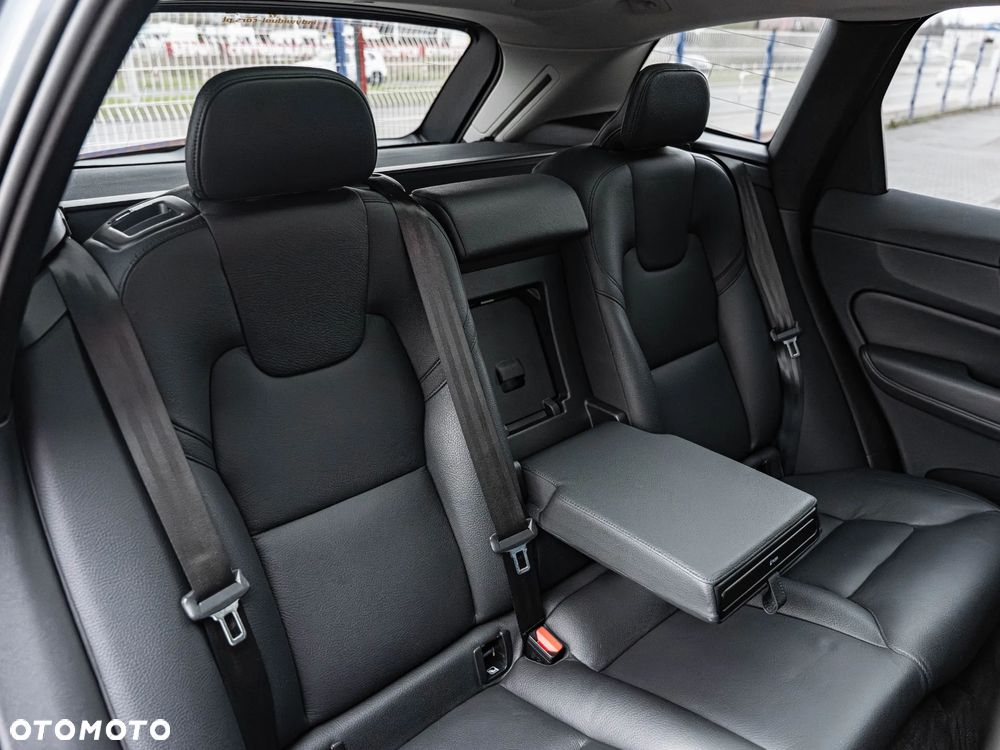 Volvo XC 60 B4 D Plus Dark - 25