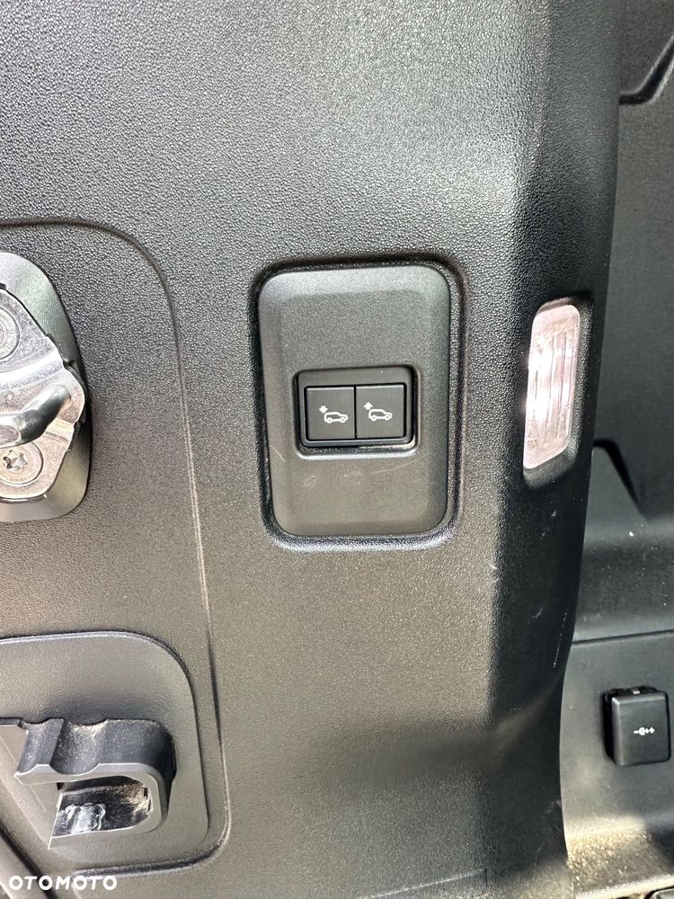 Land Rover Defender 110 D240 SE - 25
