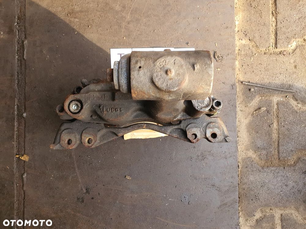 Mercedes Vario Tył lewy prawyZacisk hamulcowy demontaż - 15