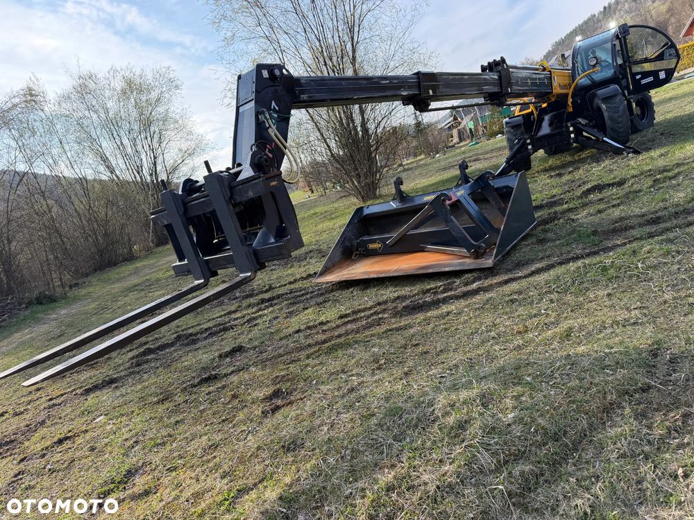 Haulotte HTL 4017 Ładowarka Teleskopowa Dźwig 17m. z Bocianem 22m. Łyżka szufla. widły z Hydraulicznym posuwem! Maszyna z Komuny Norweskiej! Jak Nowa z Salonu. DEKRA aktualna na cały osprzęt! Kamera + szybkozłącze! Bocian 5m. Szybka wolna jazda! Pełna Dokumentacja Serwisowa! Opony zero zużycia! Zero luzów i wycieków! Stabilizatory 2ośie. Wielka Okazja 3430 mtg! Webasto. Gniazdo 220v. Bogata Wersja Norweska - 14