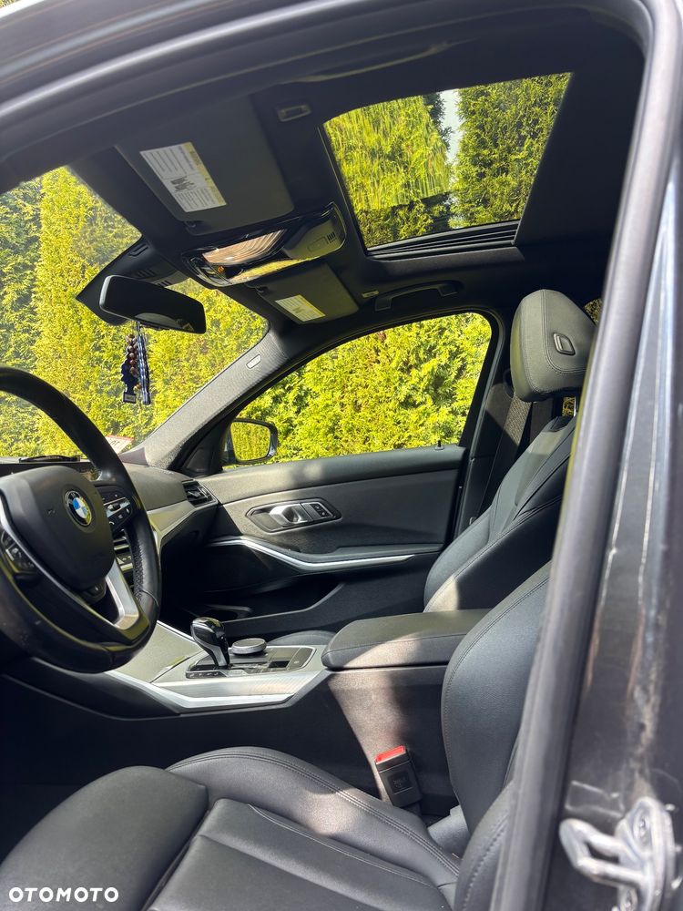 BMW Seria 3 330i xDrive - 9