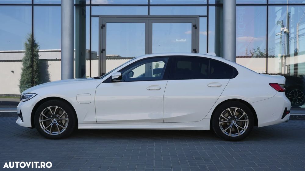 BMW Seria 3 330e Aut. Sport Line - 11