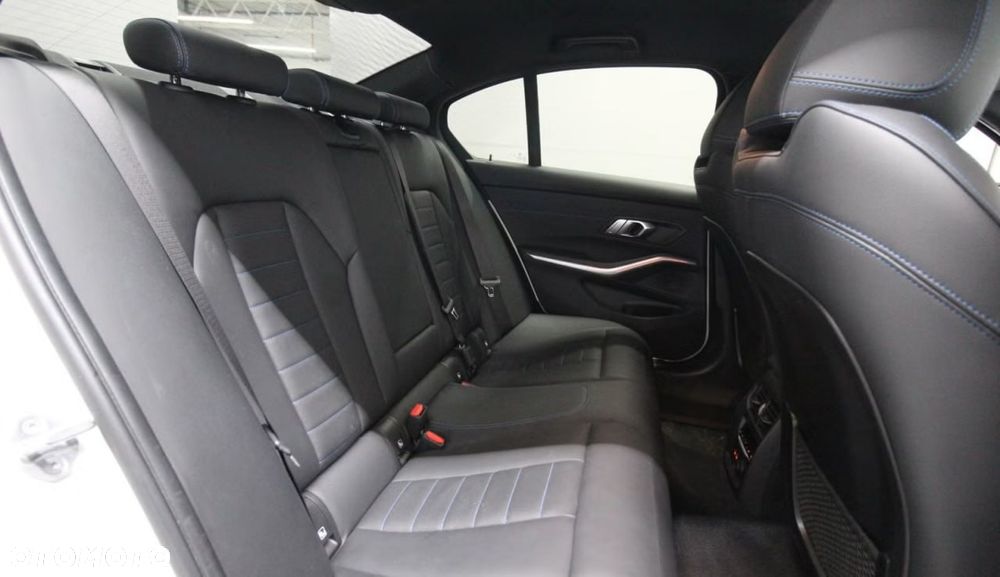 BMW Seria 3 320d xDrive Edition M Sport Shadow - 19