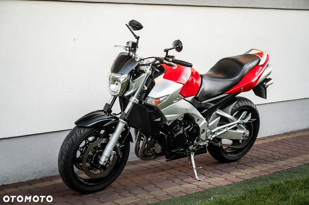Suzuki GSR - 6