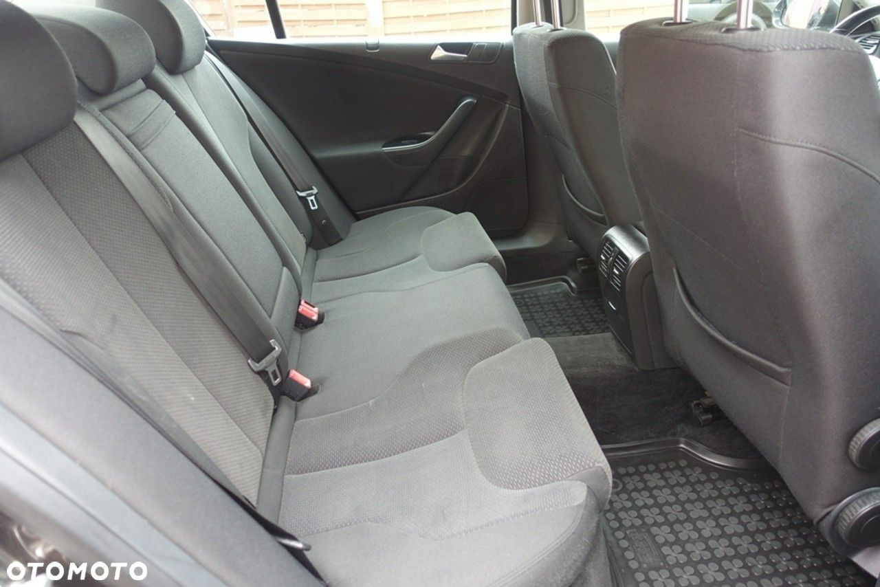 Volkswagen Passat - 11