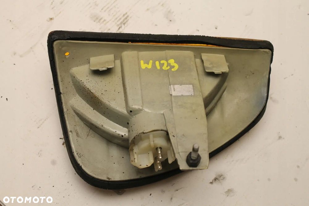 KIERUNKOWSKAZ PRAWY PRZÓD MERCEDES W123 - 2
