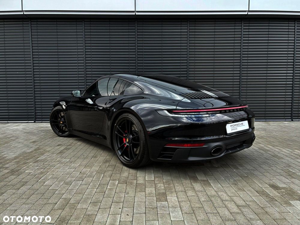 Porsche 911 Carrera 4 GTS - 4