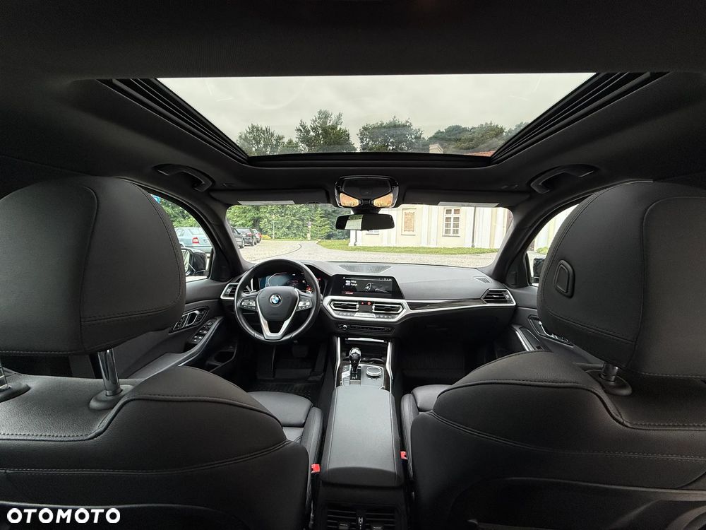 BMW Seria 3 330i xDrive - 16
