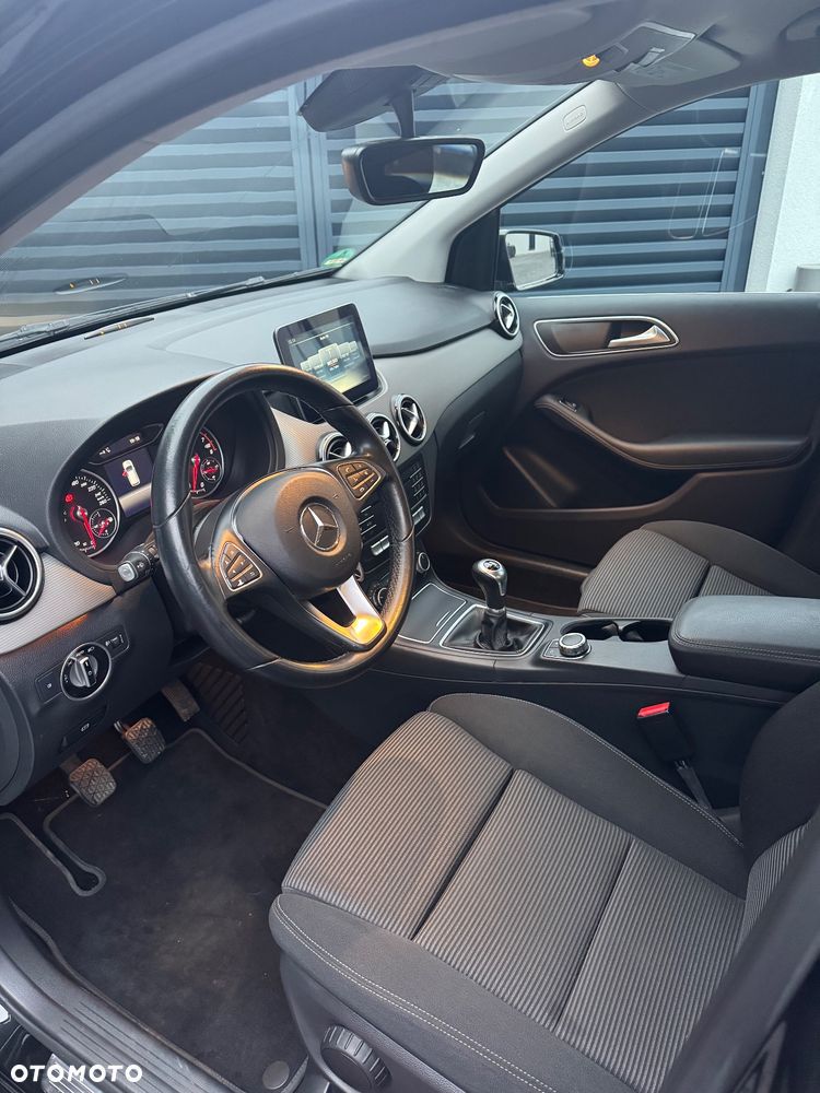 Mercedes-Benz Klasa B 180 Edition - 27