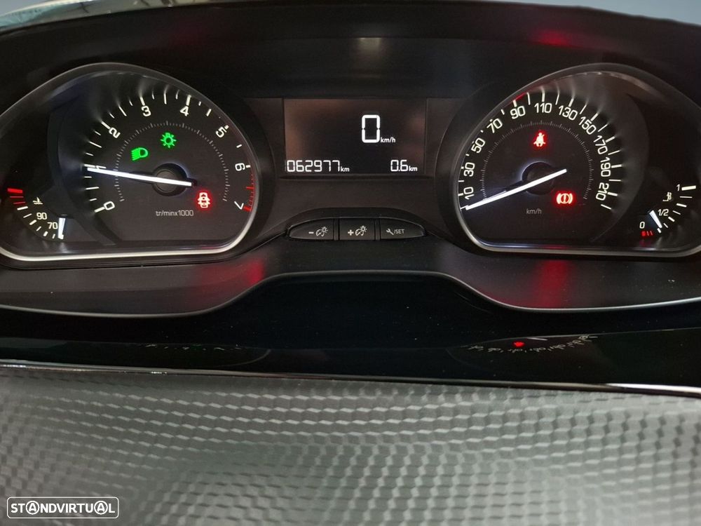 Peugeot 208 1.2 PureTech Signature - 18
