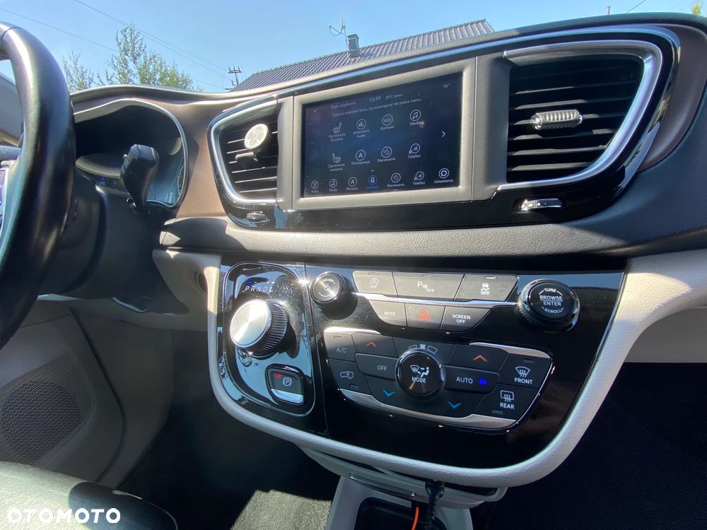 Chrysler Pacifica - 11