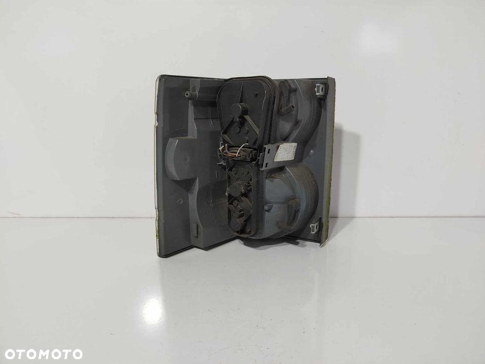 LAMPA PRAWA TYLNA LAND ROVER RANGE ROVER III L322 - 3