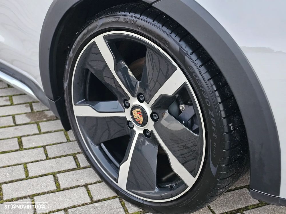 Porsche Taycan Cross Turismo 4 - 7