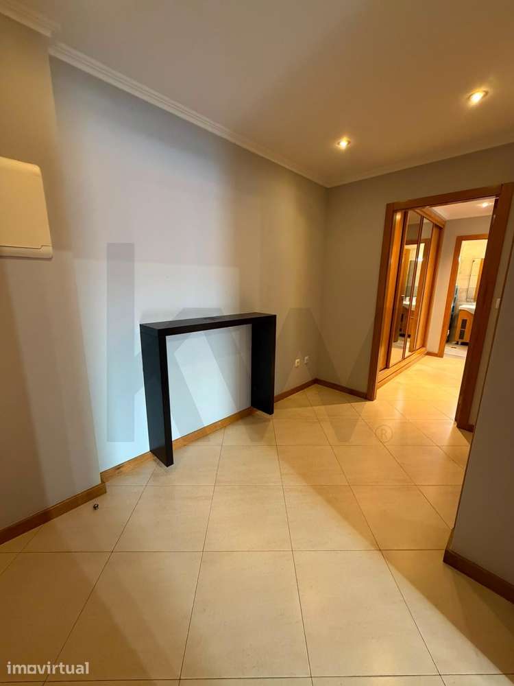 Apartamento T1 Mobilado com Varanda e Garagem | Camarate - Grande imagem: 3/14