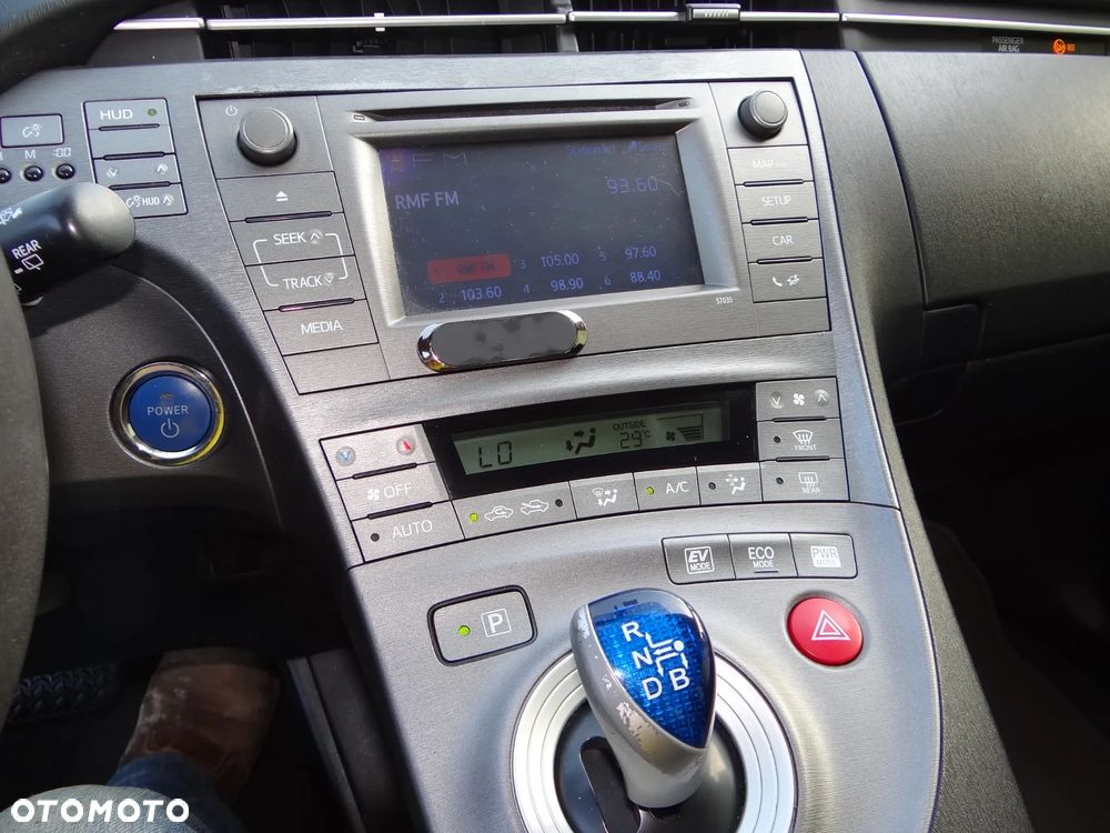 Toyota Prius ver-1-8-hsd-prestige - 14