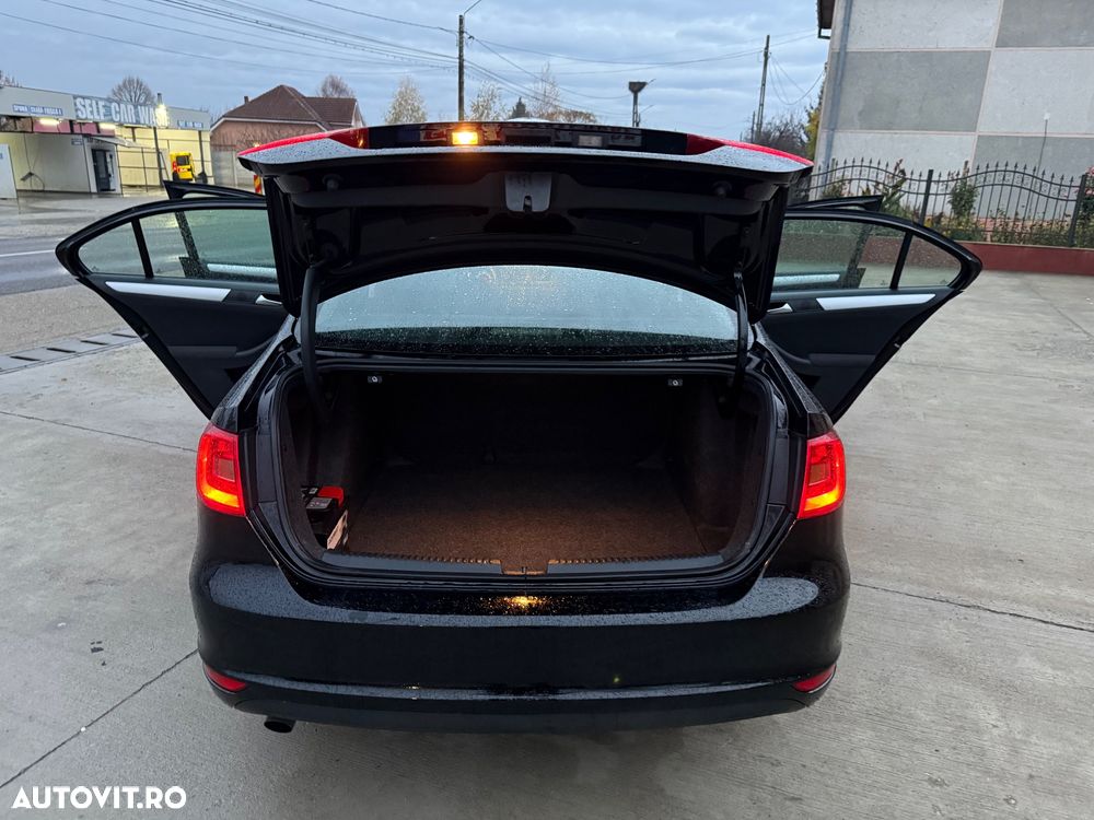 Volkswagen Jetta 1.6 TDI Blue Motion Technology Comfortline - 23