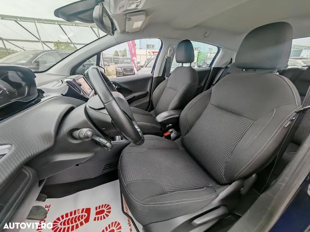Peugeot 208 1.2 L PureTech Allure - 8