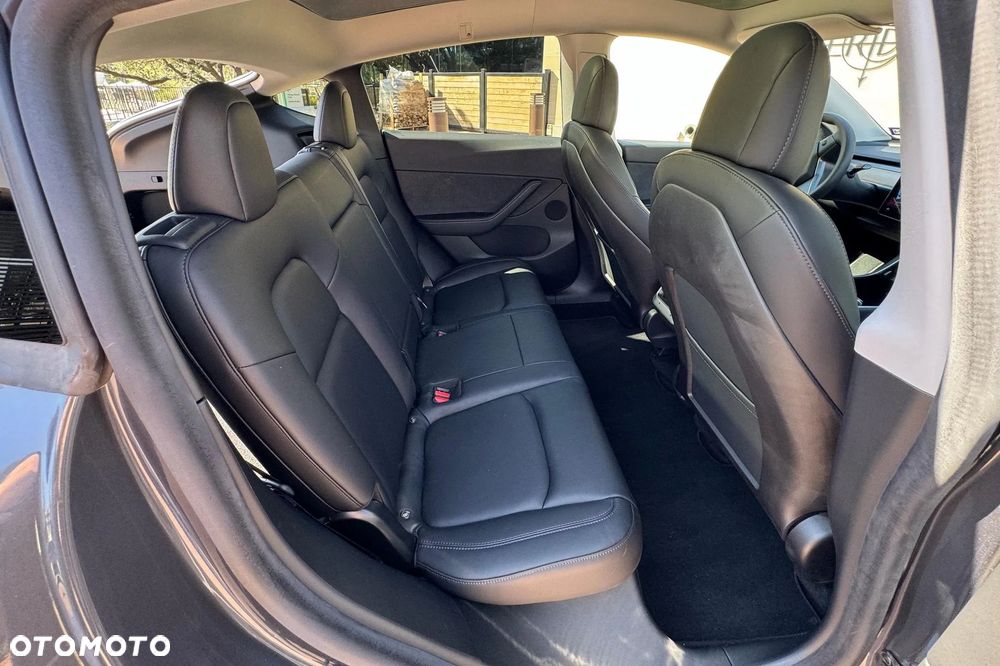 Tesla Model Y Long Range Dual Motor AWD - 13